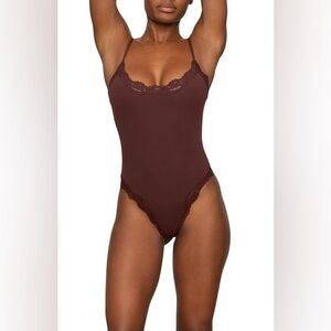 SKIMS FITS EVERYBODY LACE CAMI BODYSUIT COCOA SMALL